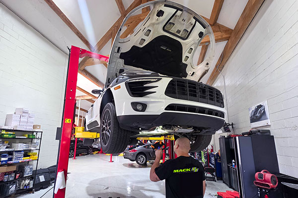 Independent Porsche Mechanics Mack Motorwerks a specialist Porsche repair shop in Florida.