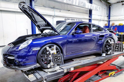 Porsche mechanics at Drivers Choice Motors