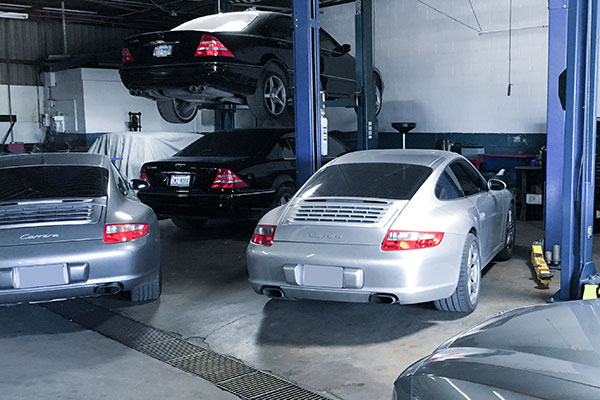Independent Porsche Mechanics Autobahn Automotive Service a specialist Porsche repair shop in Texas.
