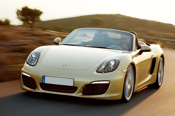 Porsche Boxster 981 maintenance or service schedule intervals with details of the time and mileage intervals or maintenance items to replace. We include the original Porsche maintenance schedule and some additional recommended maintenance intervals for your Boxster 981.
