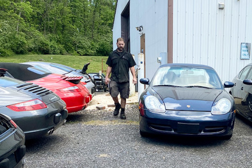 Porsche mechanics at Hiline Motorsports