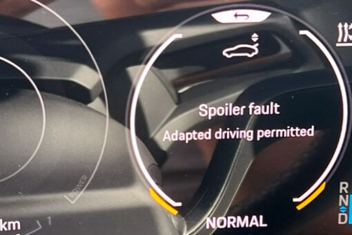 Porsche spoiler fault message