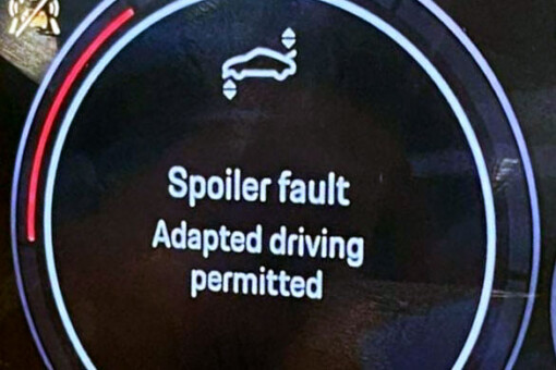 Porsche spoiler fault adapted driving message