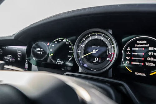 Porsche 911 992 digital dashboard has some known issues.