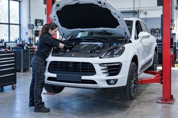 Answers to maintenance service questions on the Porsche Macan